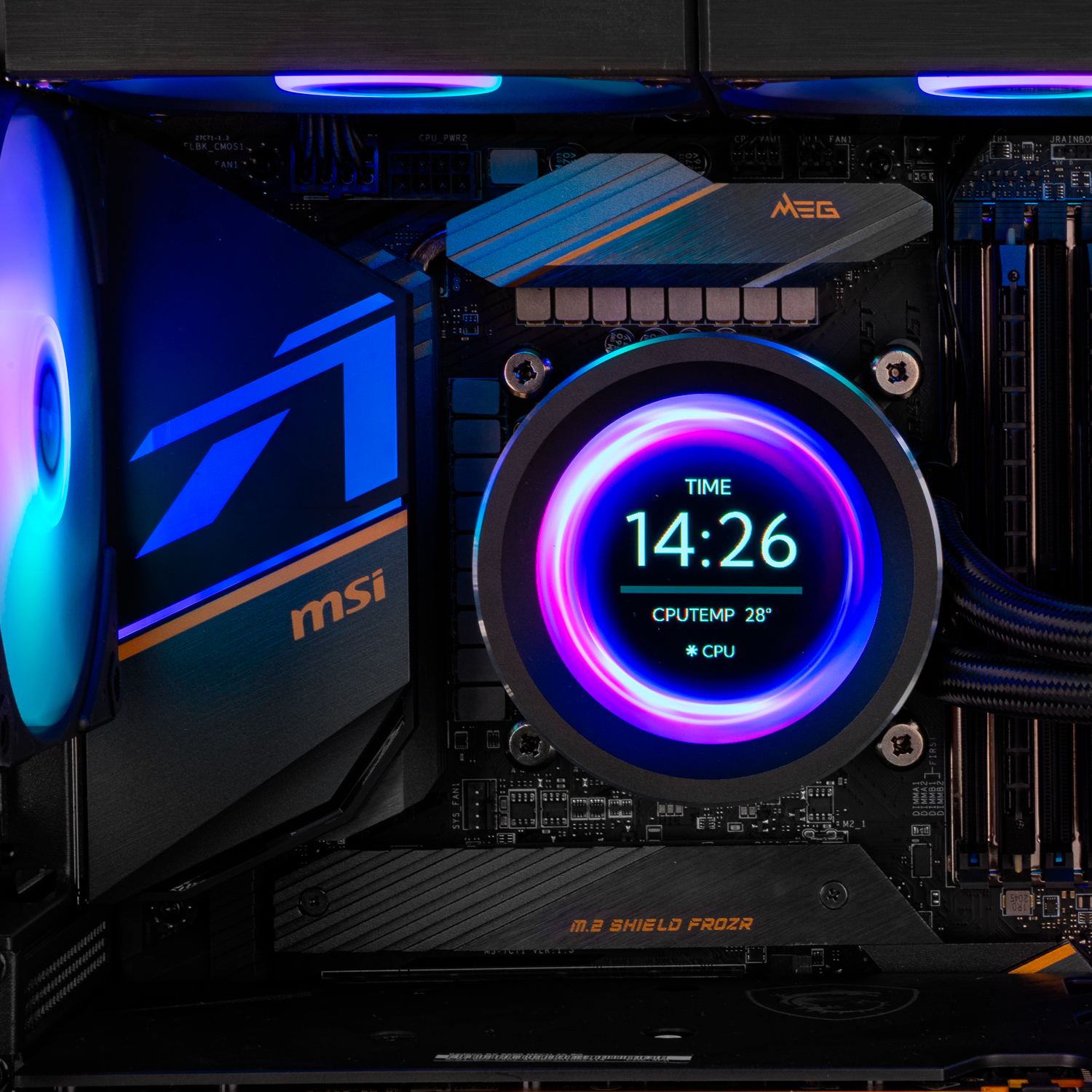 Płyta główna komputera z ekranem wyświetlającym czas i temperaturę CPU. Logo MSI, wentylatory z niebieskim światłem.