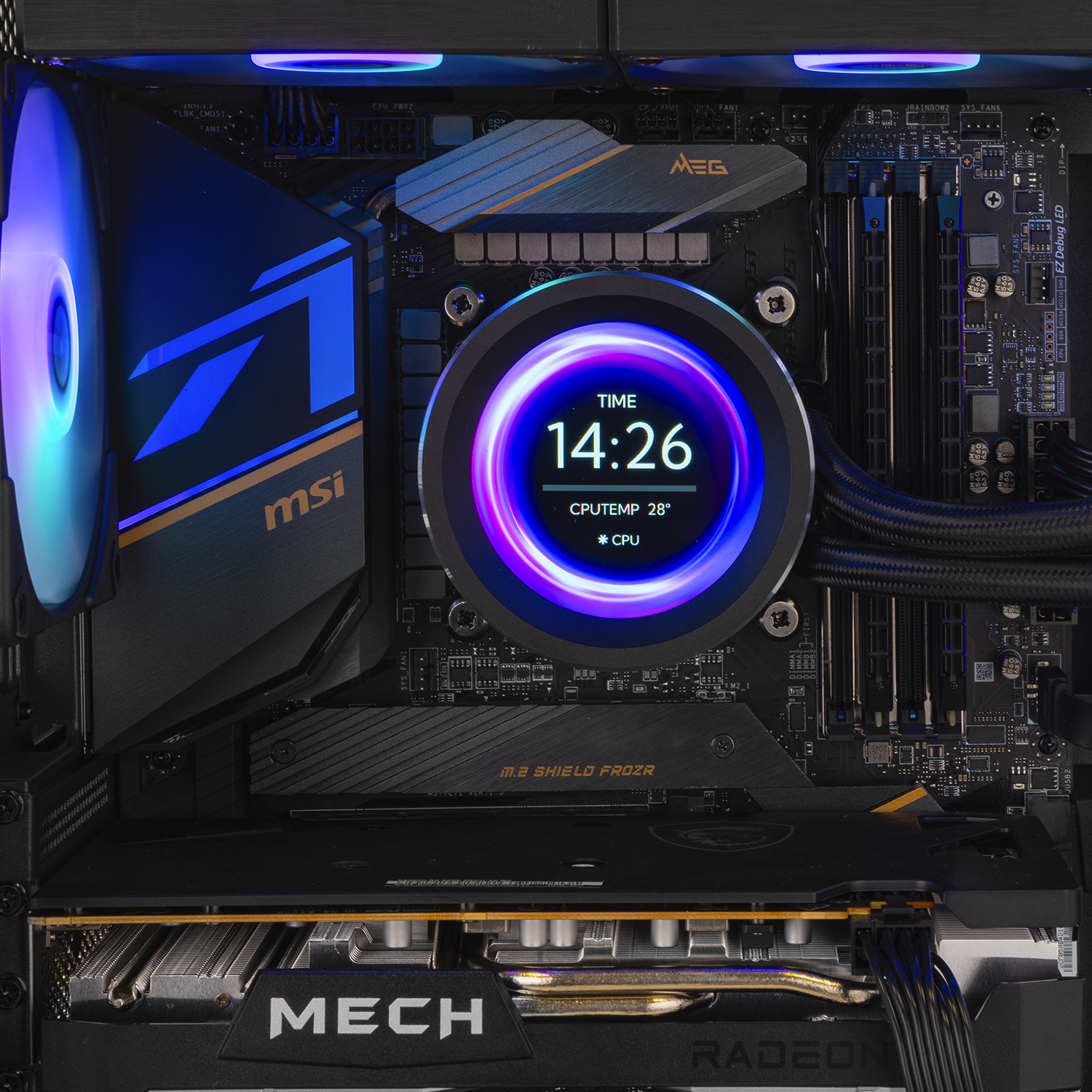 Moederbord van computer met scherm dat tijd en temperaturen weergeeft. MSI-logo, Radeon GPU, ventilatoren met blauw licht.