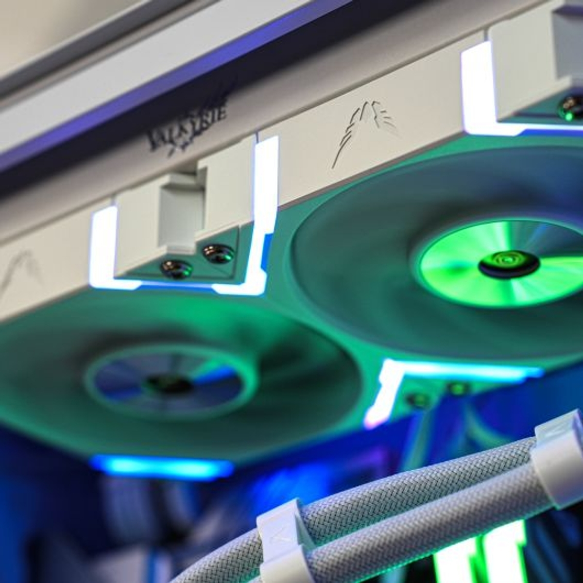Primer plano de un enfriador líquido de computadora blanco con dos ventiladores e iluminación LED verde, luces azules presentes.