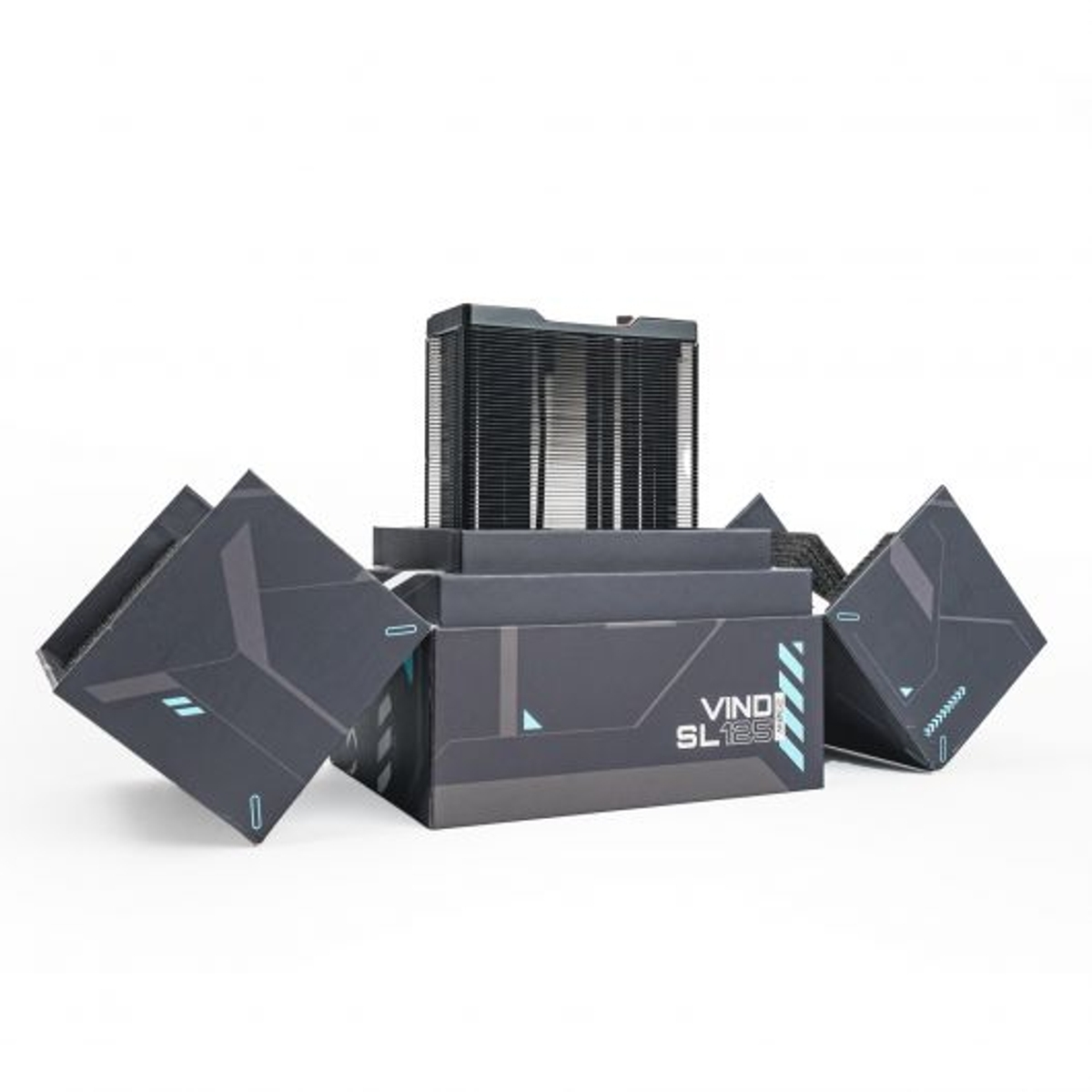 Scatola del dissipatore del computer con dissipatore e accessori. Nero e grigio scuro con dettagli blu. Con testo e logo.