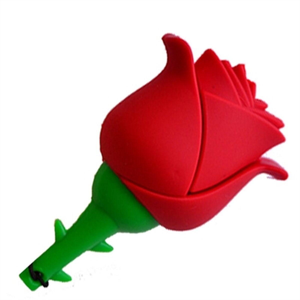 Una rosa rossa con stelo verde isolata su sfondo bianco.