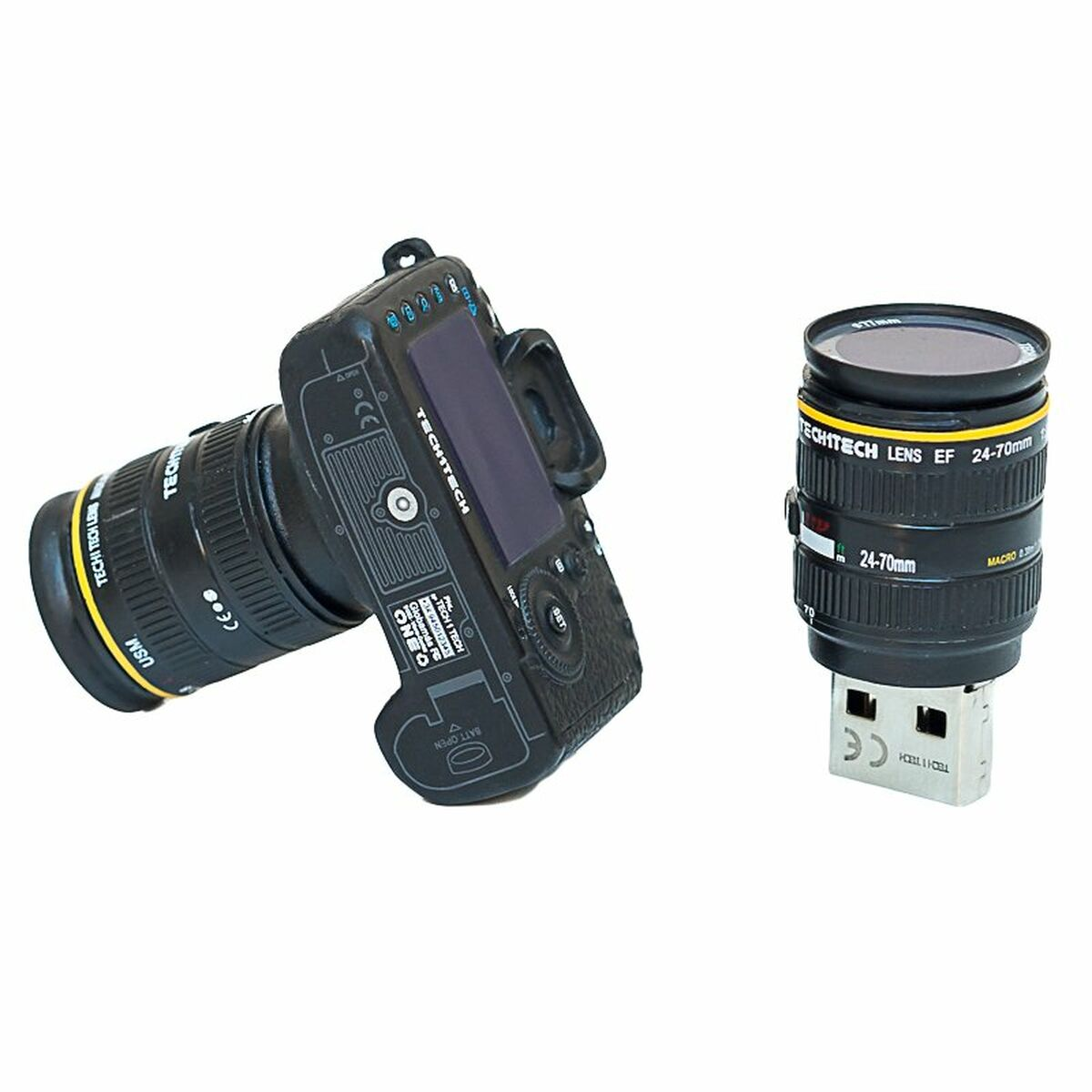 Unità USB a forma di fotocamera e obiettivo, nero e argento, che mostrano un design tecnologico su bianco.