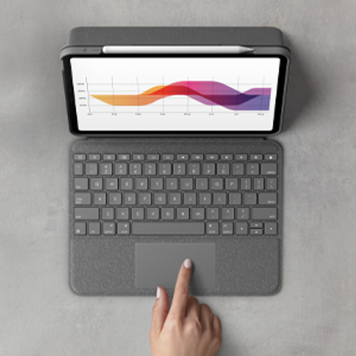 Tablet con tastiera, che mostra un grafico, con un dito sul touchpad.