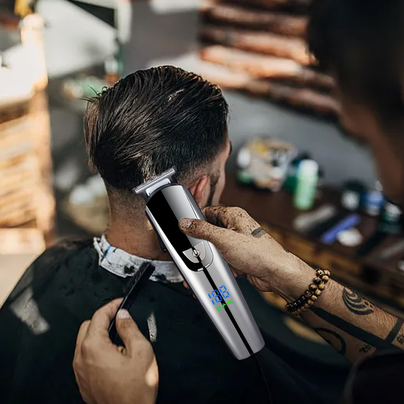 Ein Mann lässt sich mit einem silbernen Trimmer die Haare schneiden. Der Trimmer hat ein Display.