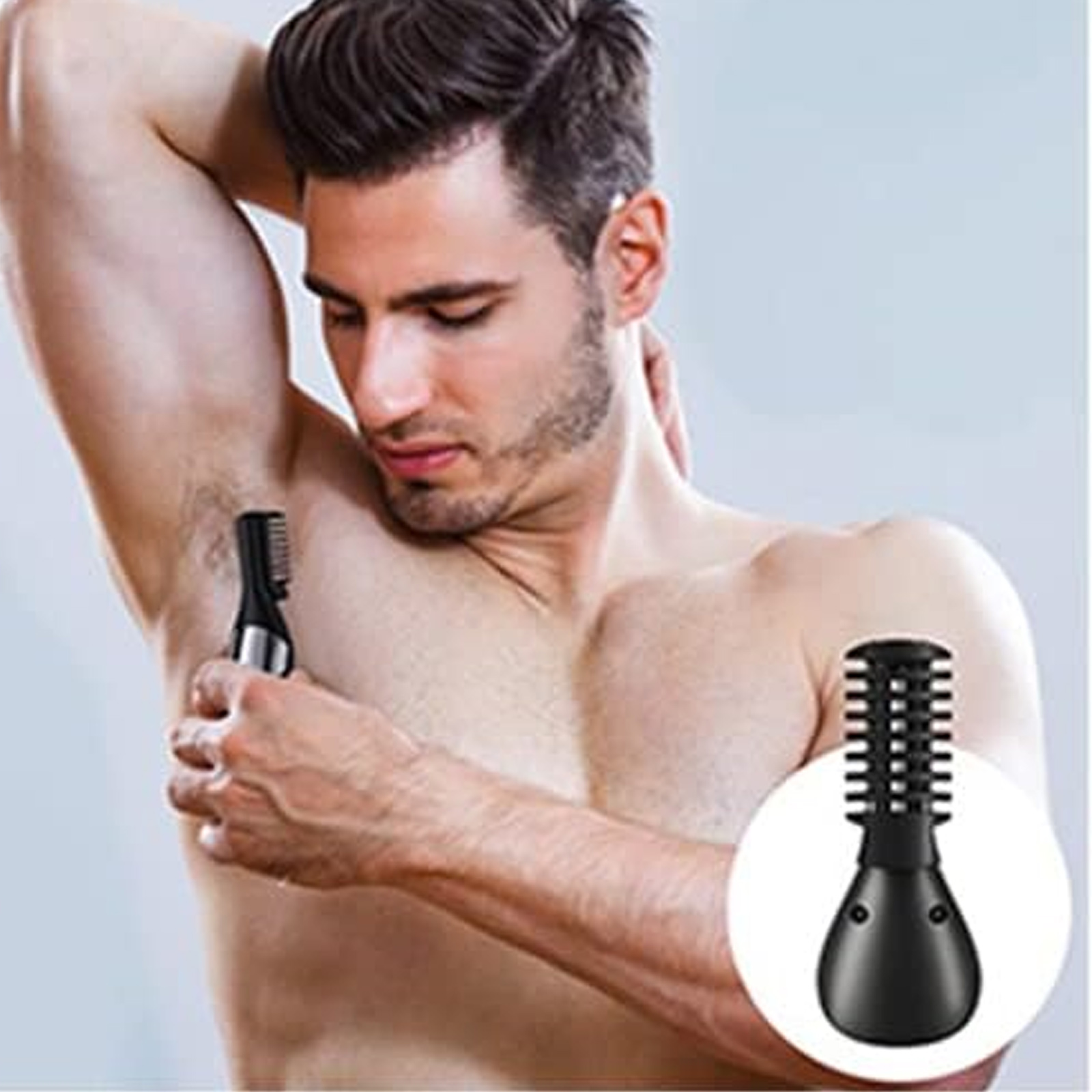Ein Mann benutzt einen schwarzen Trimmer, um Haare unter seinen Achseln zu entfernen. Der Trimmer ist fokussiert.