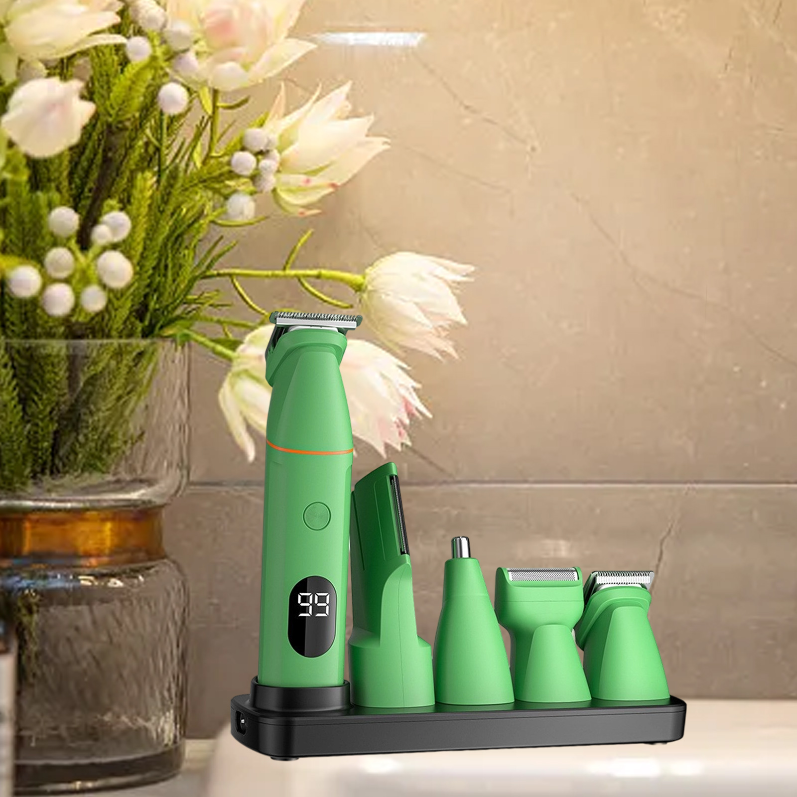 Grünes Pflege-Set mit mehreren Aufsätzen steht auf schwarzer Basis. Blumen in einer Glasvase im Hintergrund.