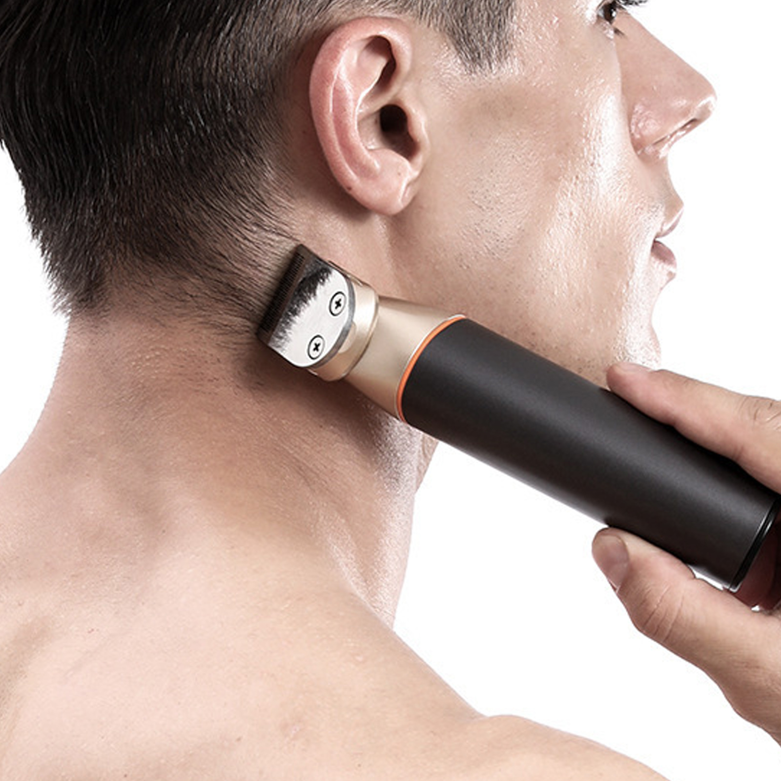 Der Nacken eines Mannes wird mit einem schwarz-goldenen elektrischen Trimmer getrimmt. Nahaufnahme der Klinge des Trimmers.