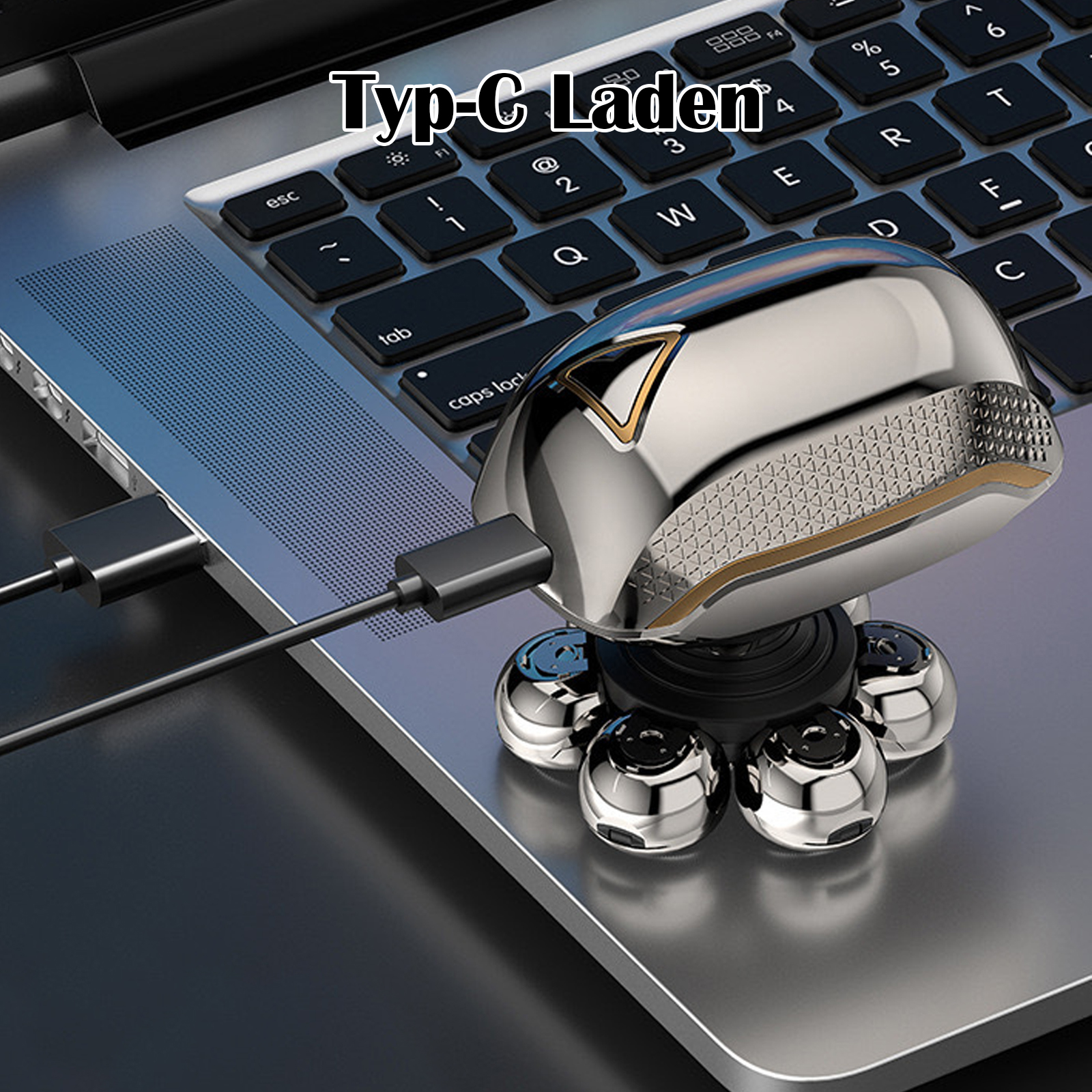 Elektrorasierer mit Ladekabel an einem Laptop angeschlossen.
