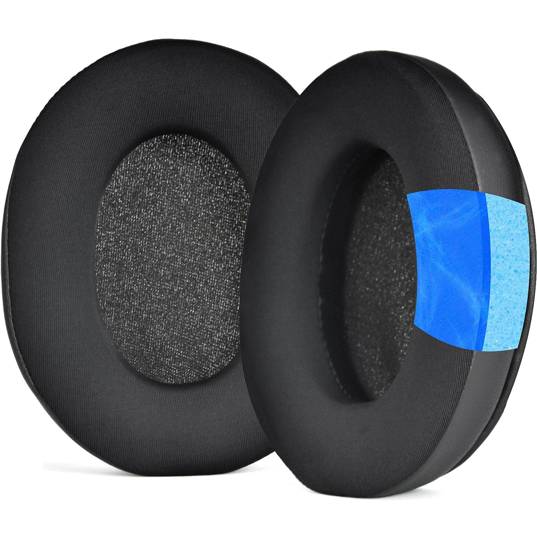 Zwei schwarze Ohrpolster, eines aufgeschnitten, um blauen Schaumstoff zu zeigen. Fokus auf die Textur.