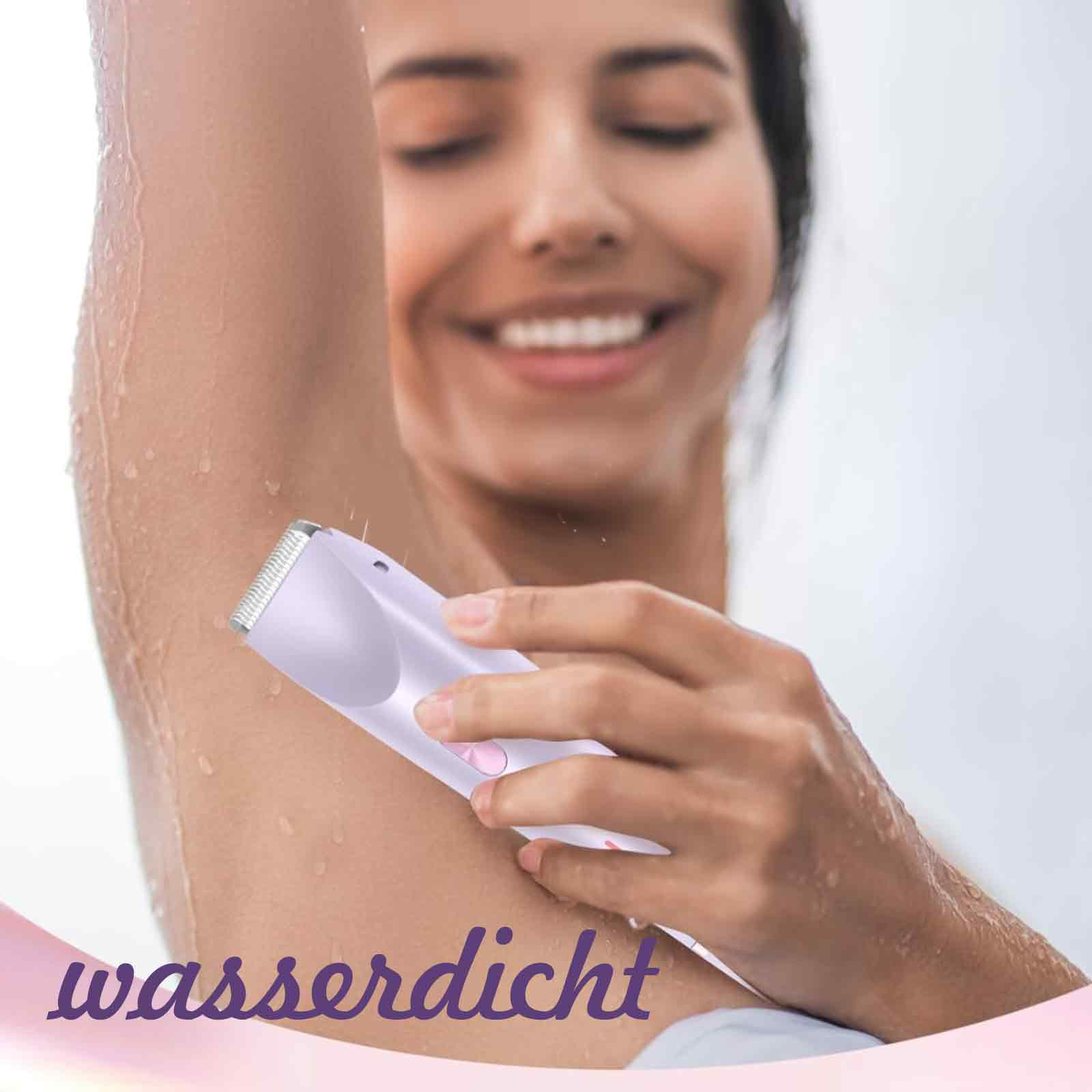 Eine Frau rasiert ihre Achselhöhle mit einem helllila, wasserdichten Gerät, das Wort 'wasserdicht' ist sichtbar.