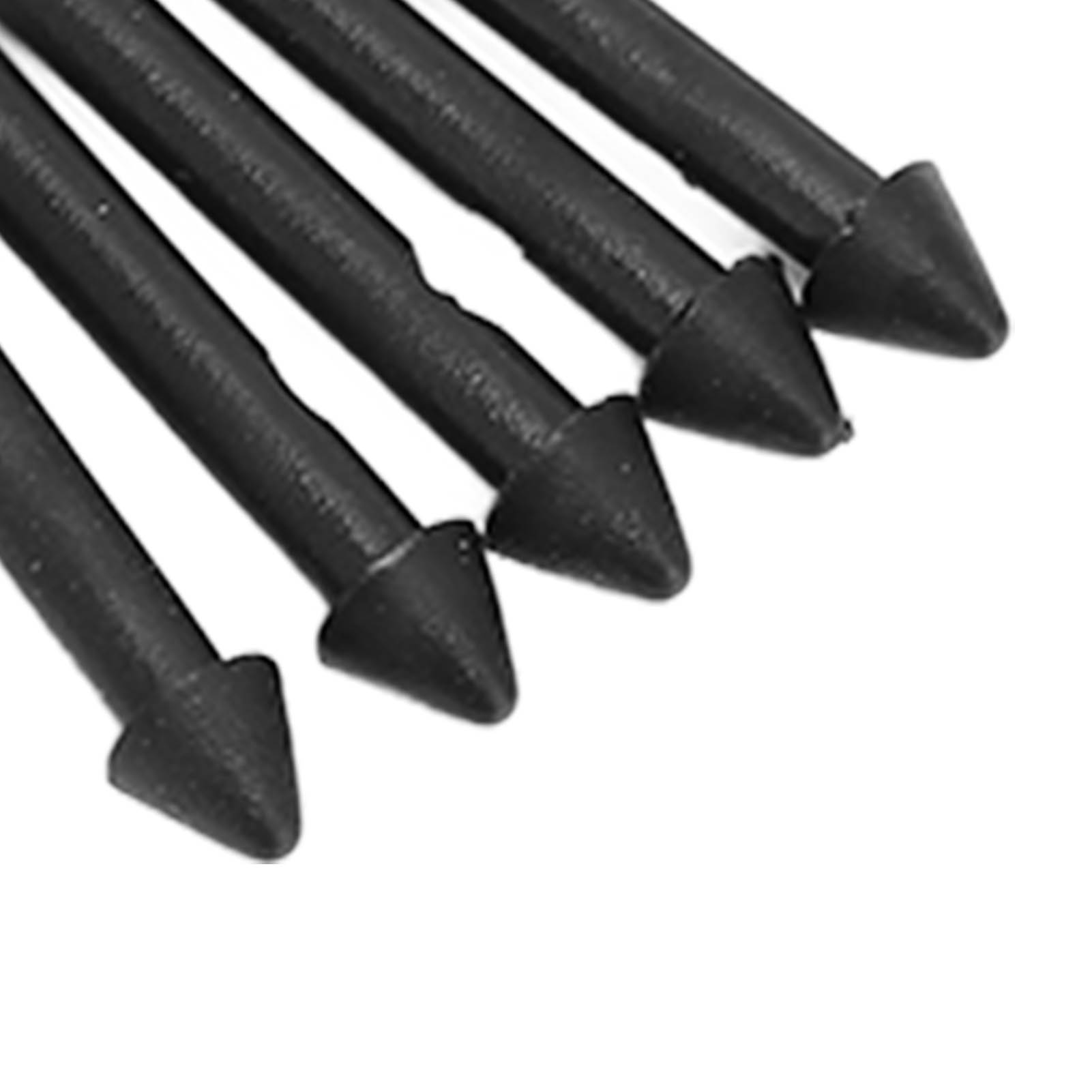 Fünf schwarze Ersatzspitzen für Stifte, konisch geformt, abgewinkelt.