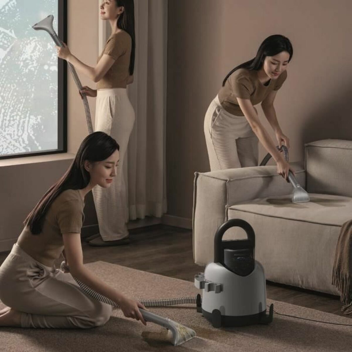 Tre donne usano un pulitore a vapore su pavimenti e mobili in una casa.