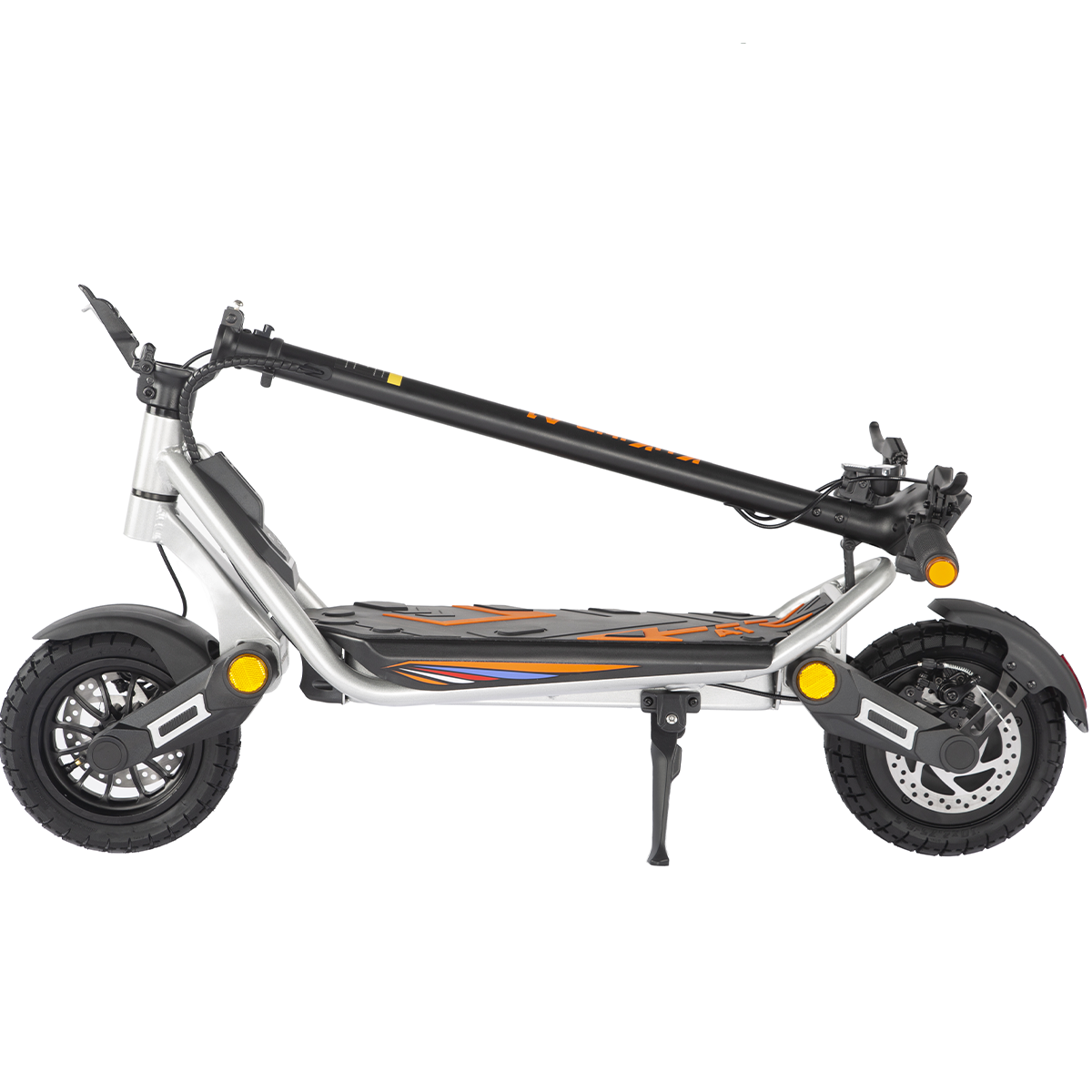Złożona srebrna hulajnoga elektryczna z czarnymi kołami i pomarańczowymi akcentami.