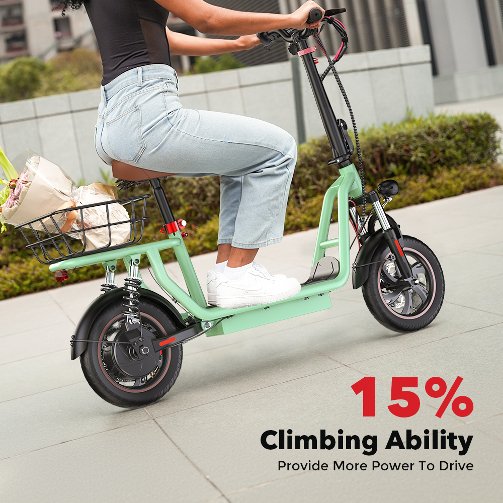Una donna guida uno scooter elettrico verde con un cestino. Il testo dice capacità di salita del 15%.