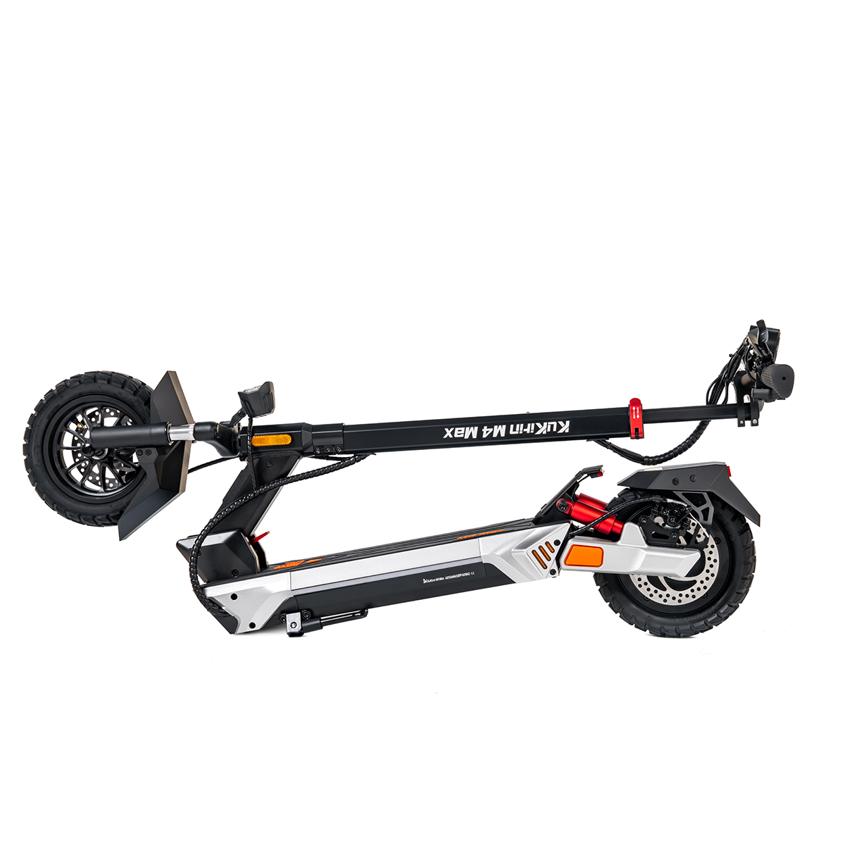 Złożona czarna hulajnoga z pomarańczowymi akcentami, pochylona na białym tle.