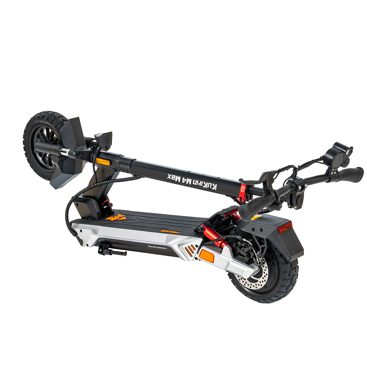 Złożona czarna hulajnoga z pomarańczowymi akcentami na białym tle.