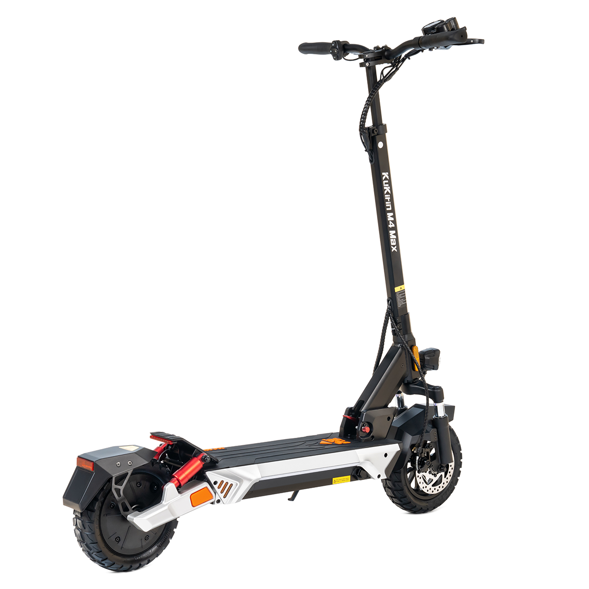 Czarno-srebrna hulajnoga elektryczna na białym tle. Ma duże koła i wyświetlacz.