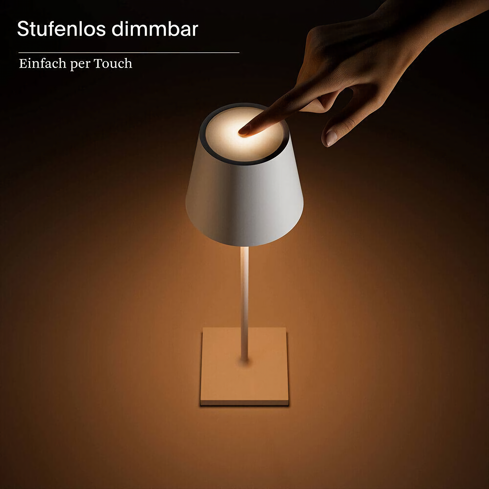 Eine Touch-Lampe mit weißem Schirm, beleuchtet, mit Handberührung.