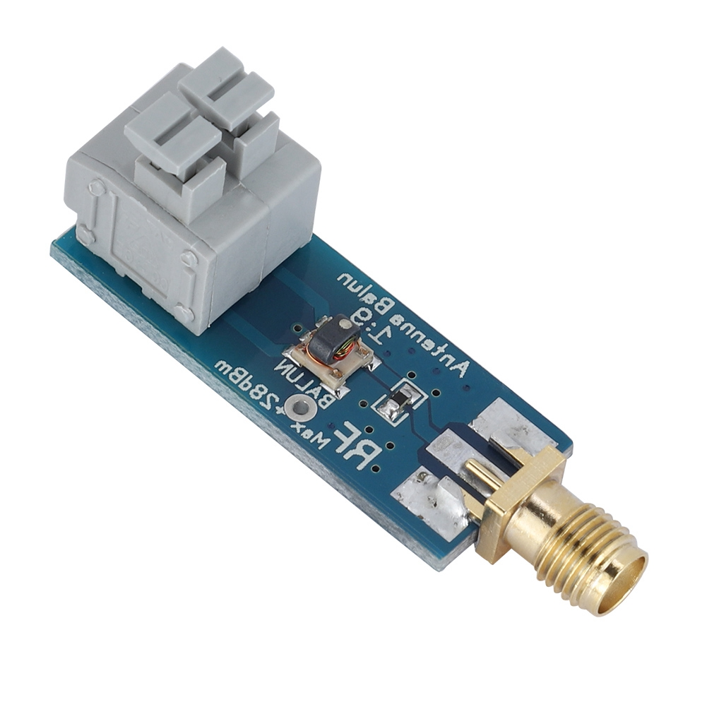 Eine blaue Leiterplatte mit einem grauen Quadrat und einem goldenen Stecker.