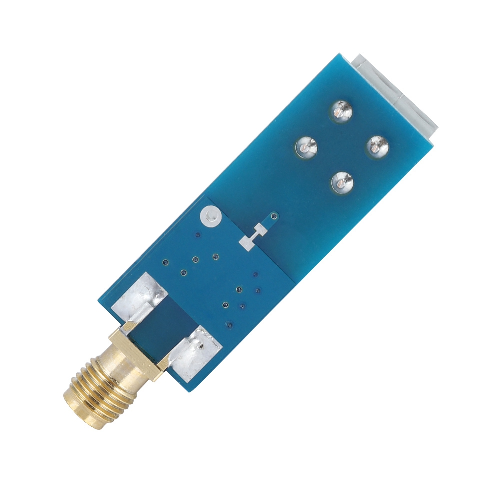 Eine blaue Leiterplatte mit einem goldfarbenen Stecker und einem schraubenartigen Kopf. Isoliert auf weißem Hintergrund.