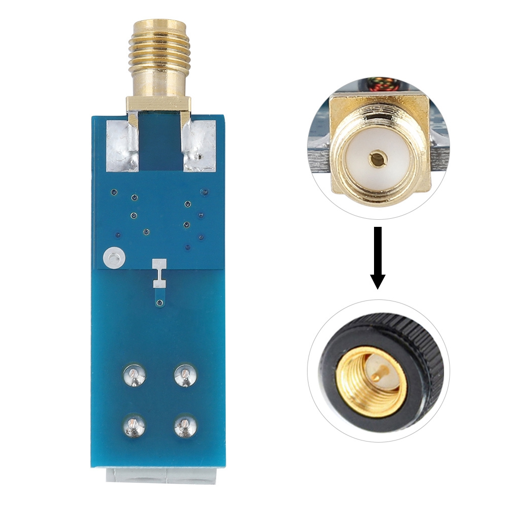 Blaue Platine mit Goldstecker. Zwei Nahaufnahmen von Steckern.