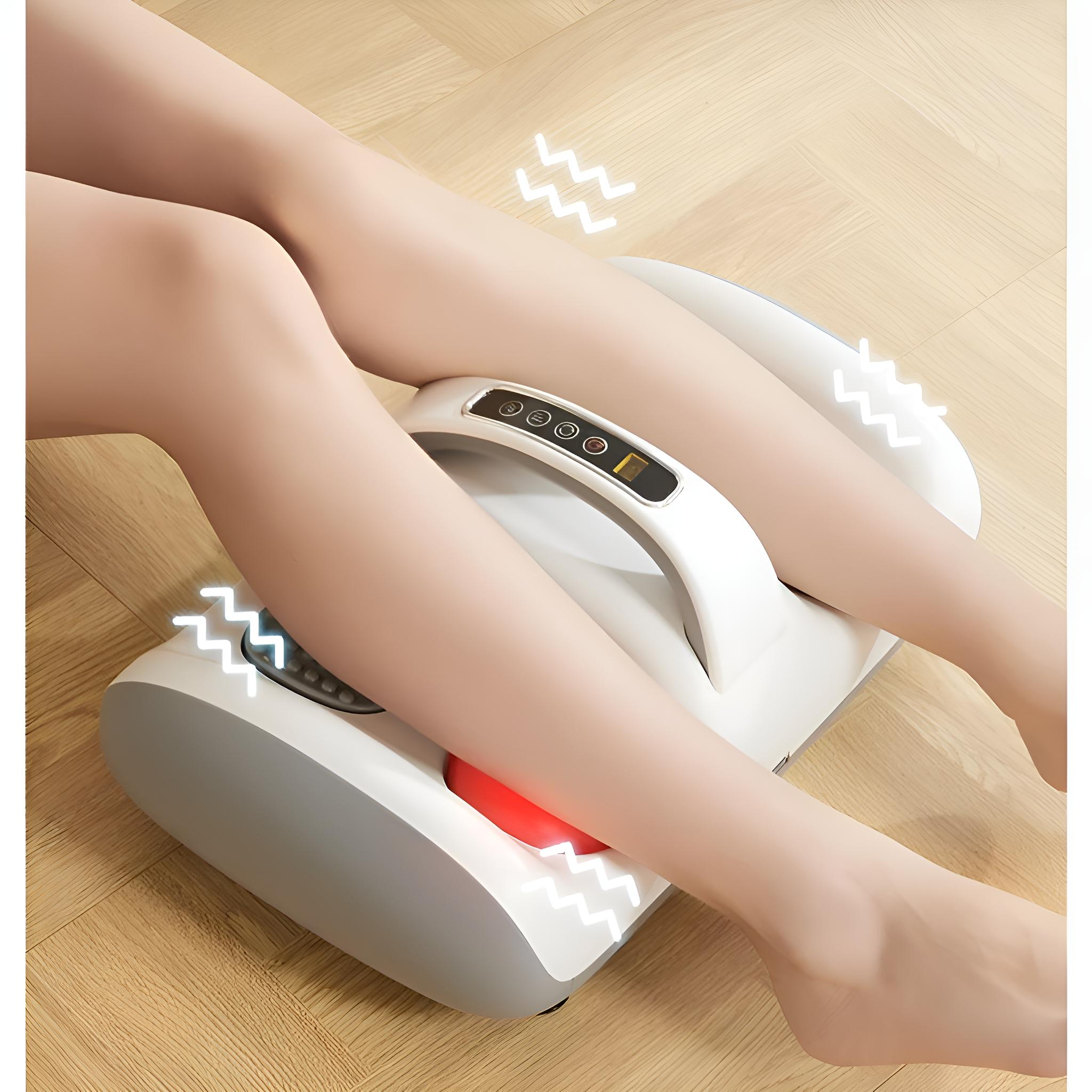 Beine auf einem weißen Fußmassagegerät. Wellen um die Beine. Graue und weiße Basis, roter Knopf. Holzboden.