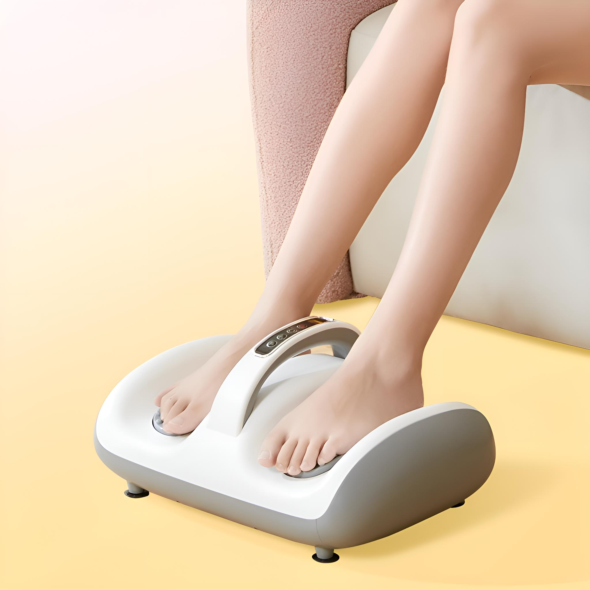 Füße auf weißem Fußmassagegerät. Gelber Hintergrund. Griff oben. Grauer und weißer Körper.