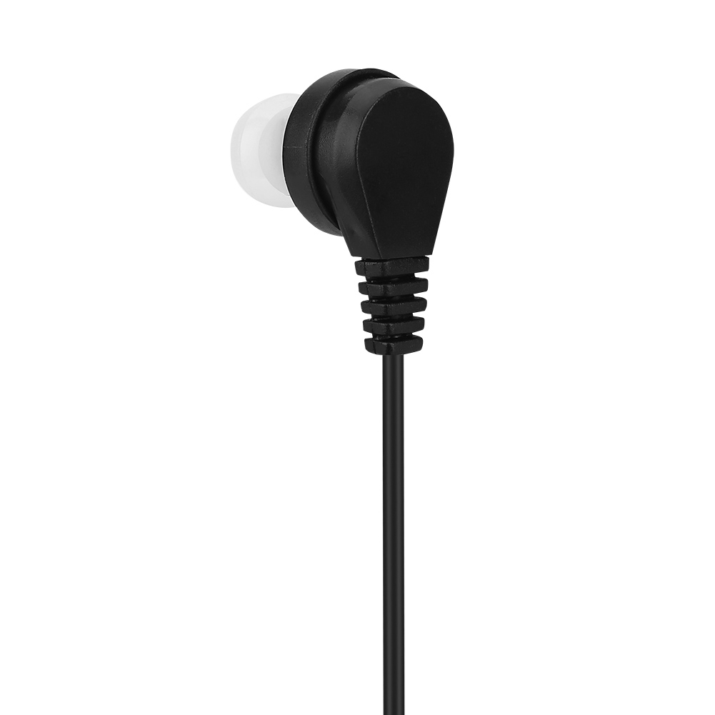 Nahaufnahme eines Ohrhörers mit weißer Spitze und schwarzem Gehäuse, das an einem schwarzen Kabel befestigt ist, weißer Hintergrund.