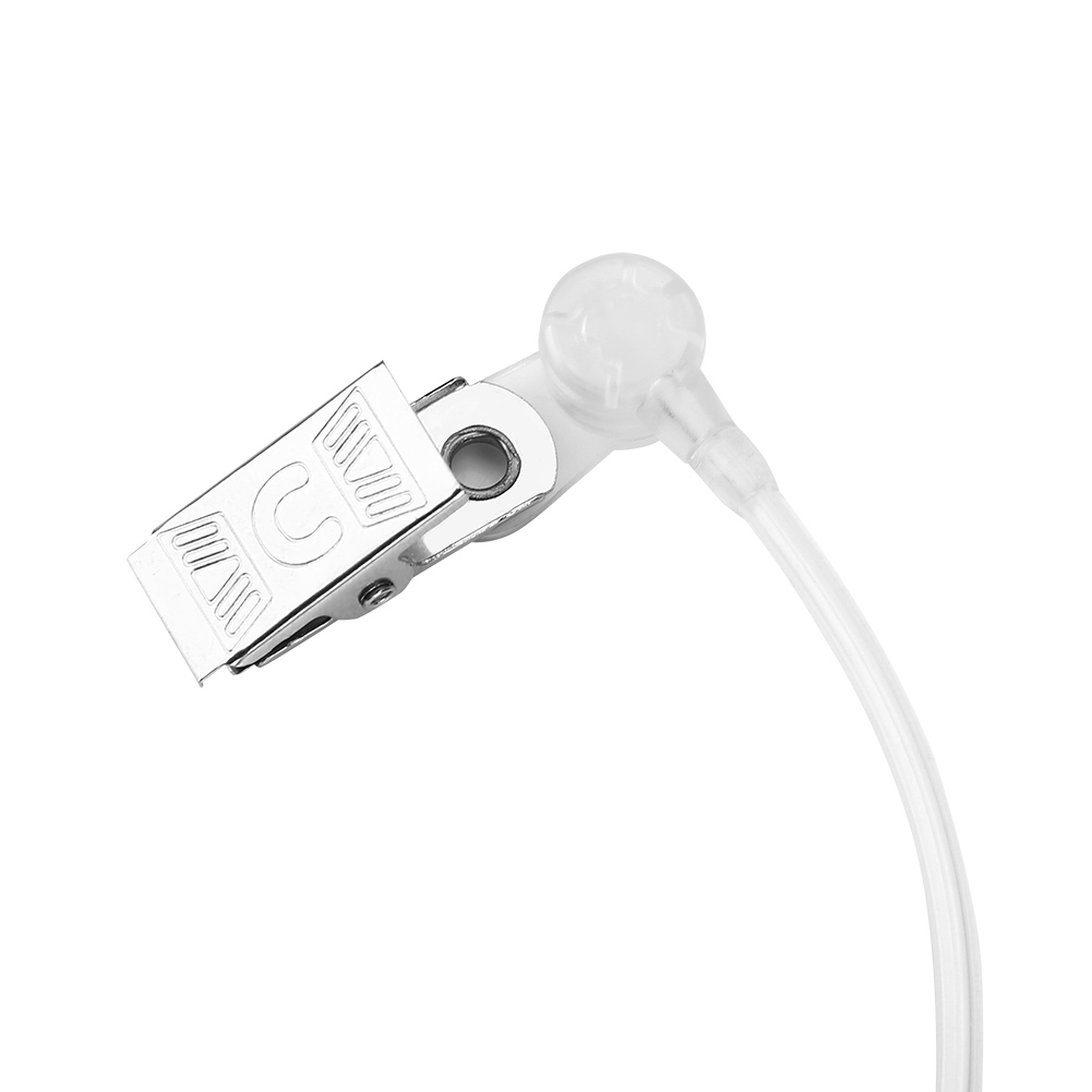 Ein klarer Ohrhörer mit Clip. Weißer Hintergrund.