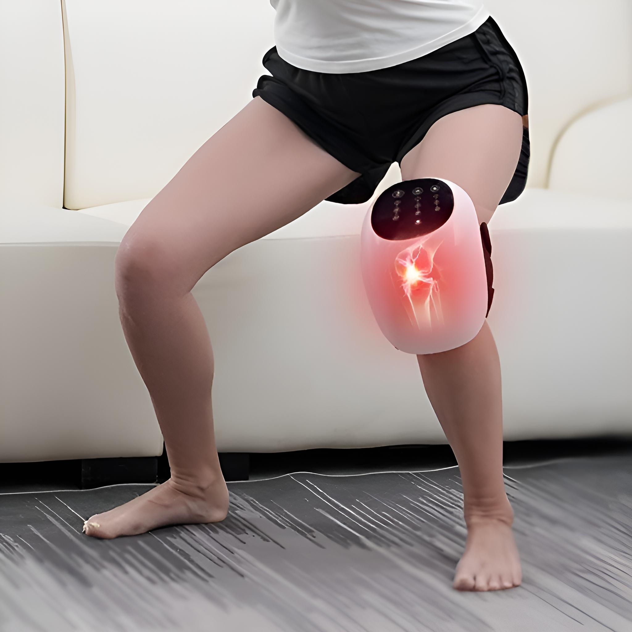 Eine Person, die einen Kniemassager trägt, mit rotem Leuchten über dem Knie, und schwarze Shorts trägt.