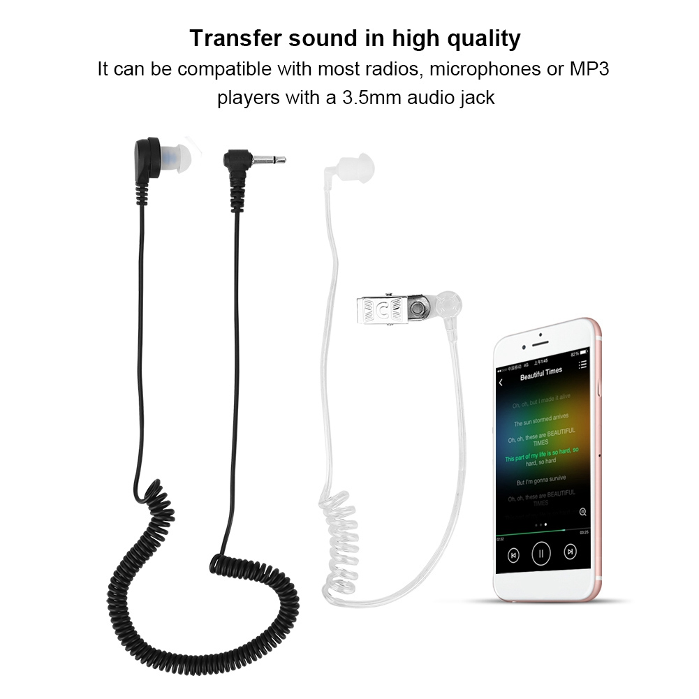Mehrere Kopfhörer, einer mit einem Smartphone, das Musik mit einem 3,5-mm-Audioanschluss abspielt.