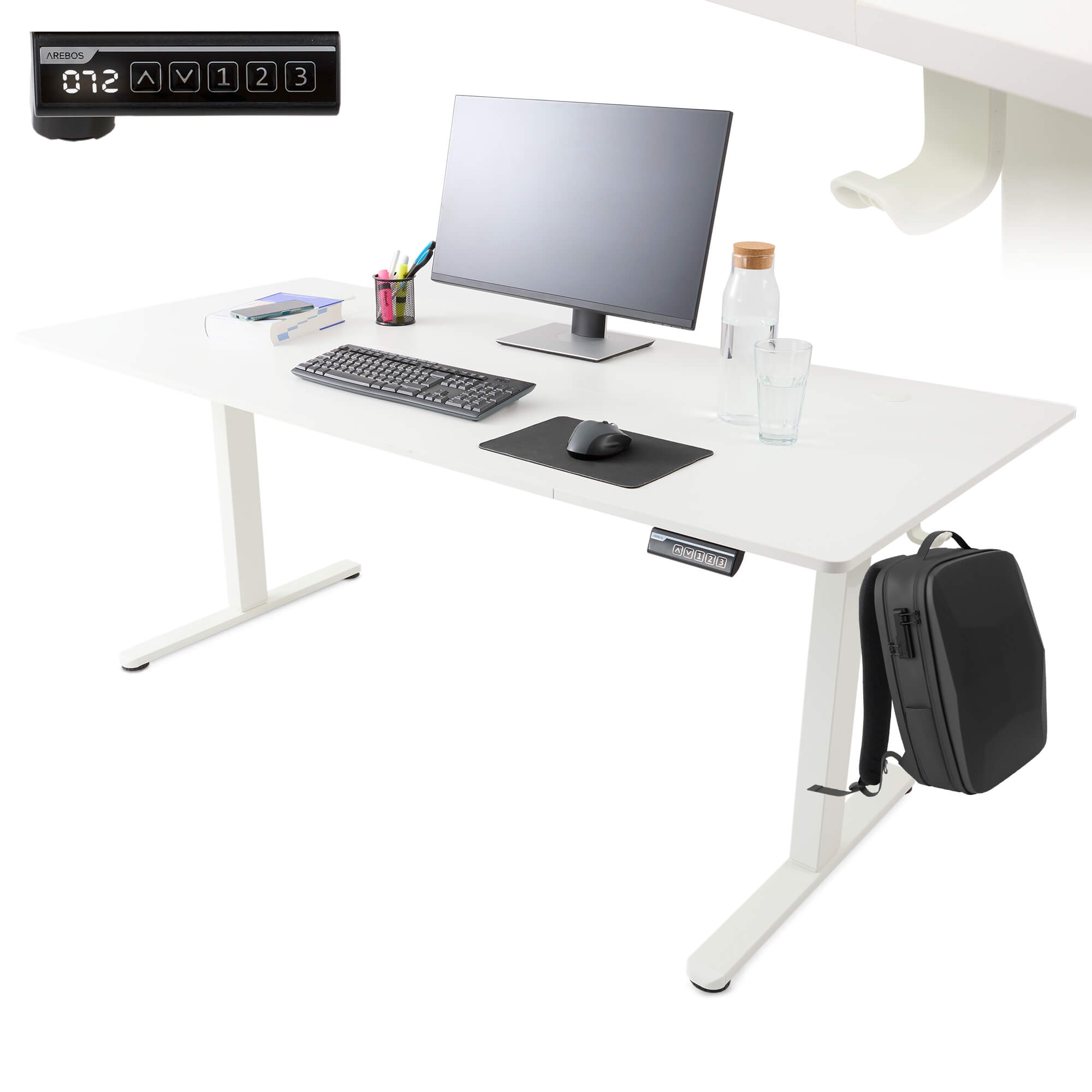 Weißer Stehpult mit Monitor, Tastatur und Zubehör. Ein Rucksack hängt. Ein Bedienfeld zeigt Einstellungen.