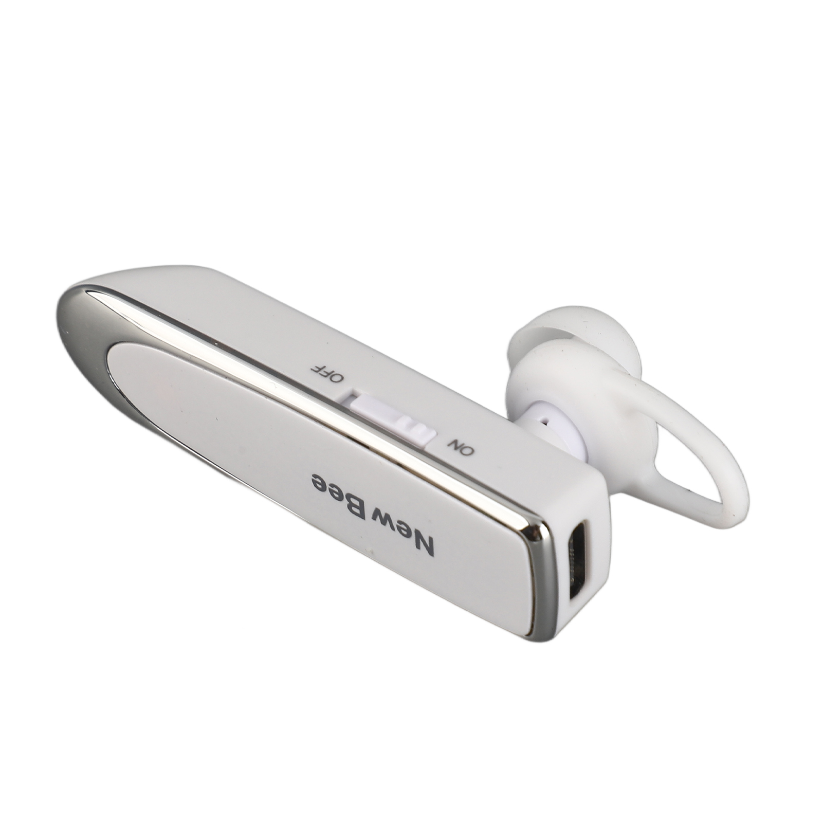 Ein weißes und silbernes Bluetooth-Headset mit Ein-/Ausschalter. Das Logo 'New Bee' ist sichtbar. Weißer Hintergrund.