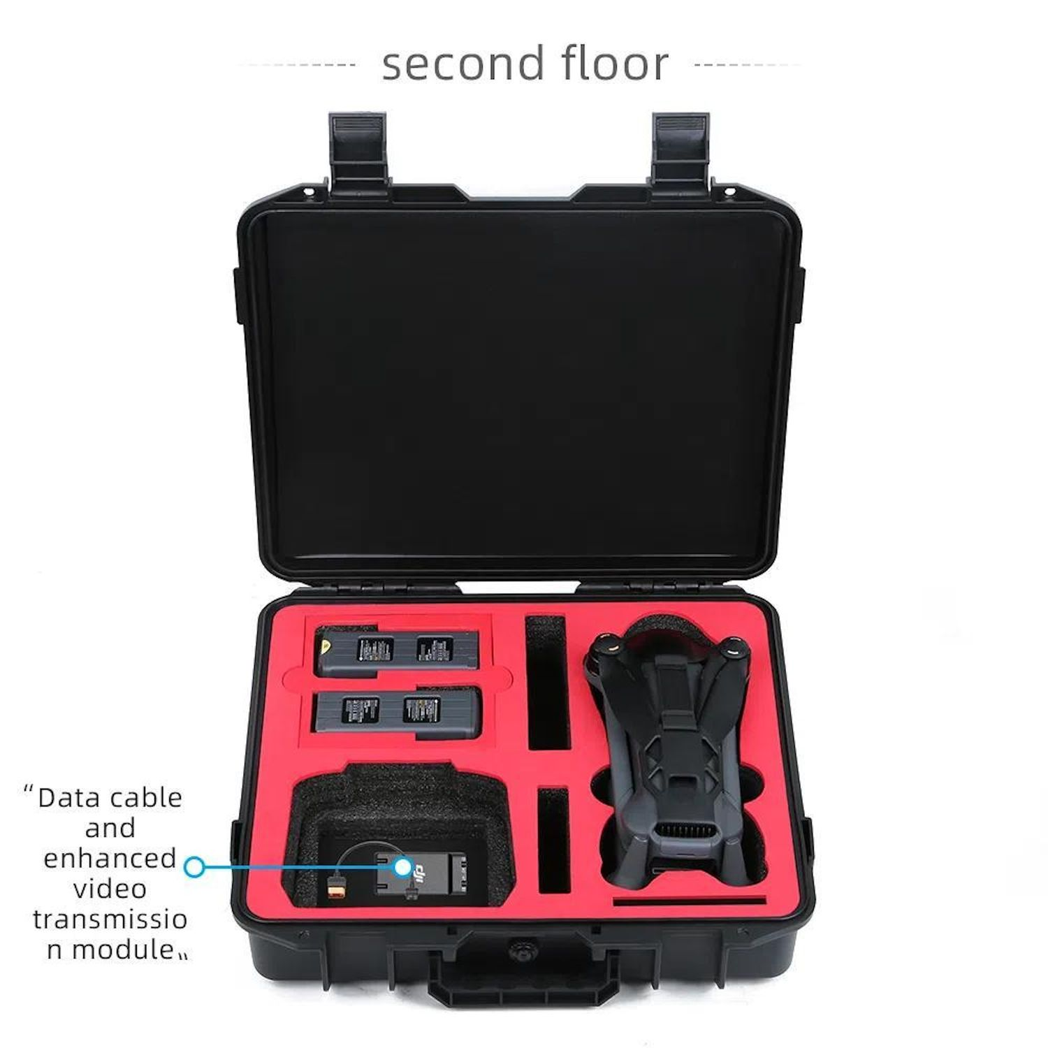 Una custodia progettata per un drone, è aperta, rivelando il drone e gli accessori all'interno. La custodia è nera.