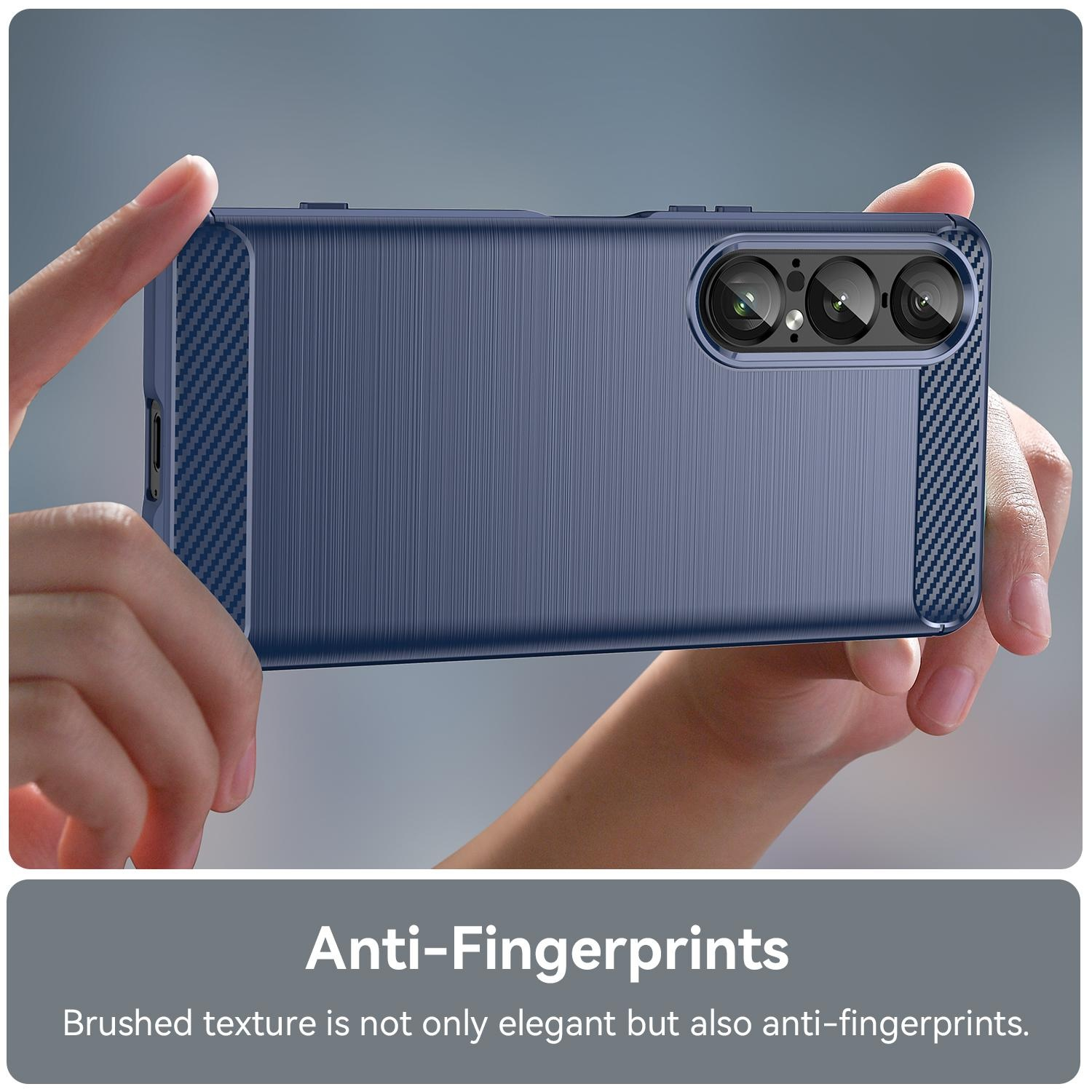 Eine Hand hält eine blaue Handyhülle. Die Hülle hat ein strukturiertes Design und Kameralinsen.