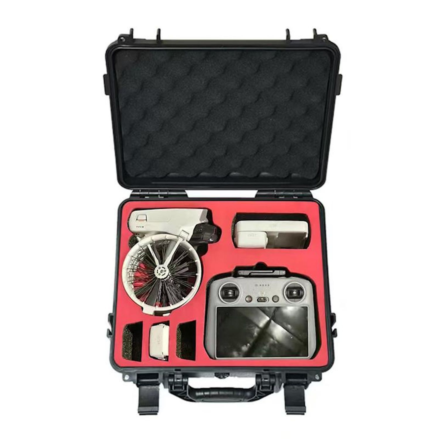 Valigetta rigida nera, aperta. Contiene drone, controller e accessori in schiuma rossa.
