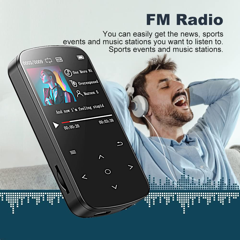 Schwarzer Mediaplayer mit Song-Anzeige und Mann mit Kopfhörern im Hintergrund.