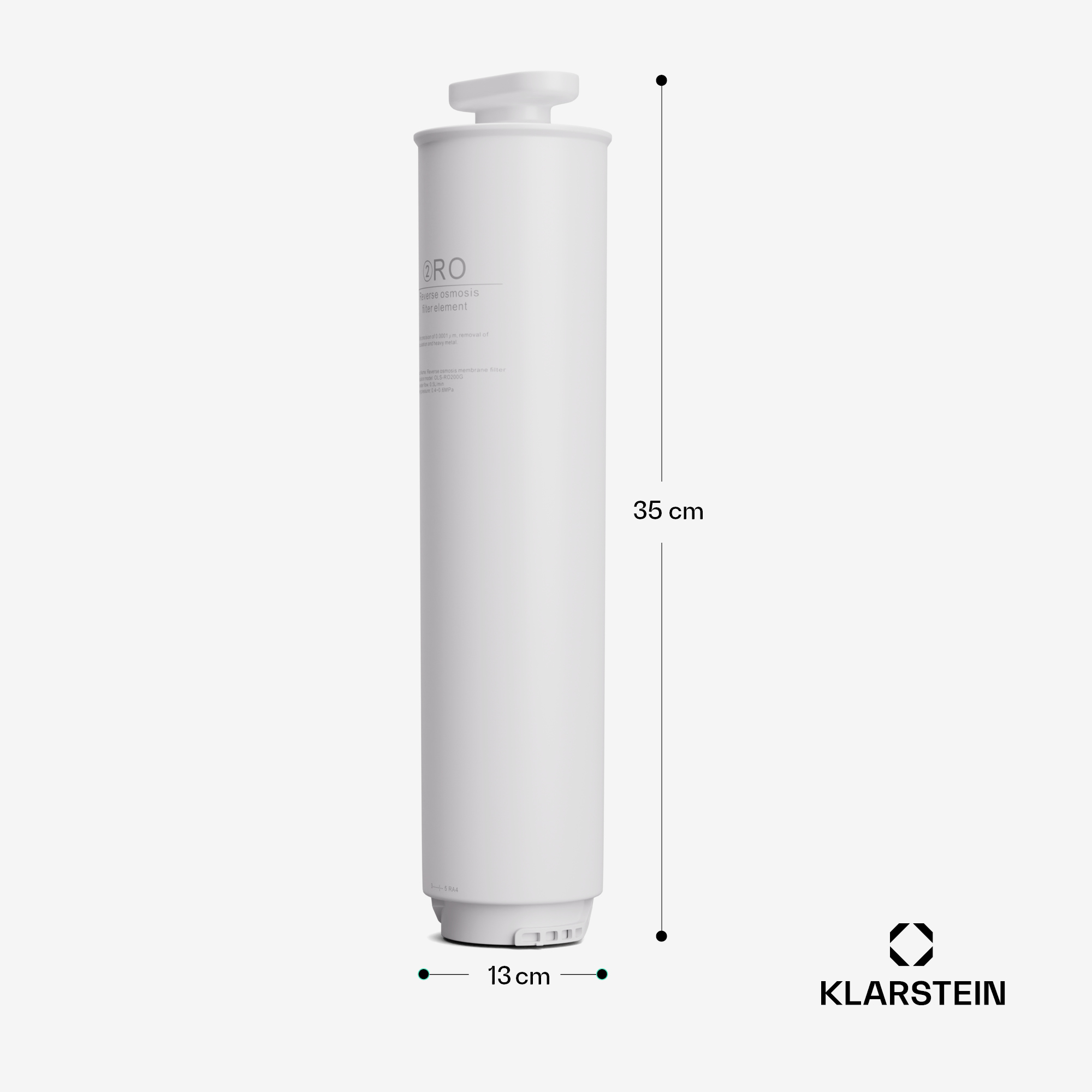Weiße Wasserfilterpatrone. Sie ist 35 cm hoch und 13 cm breit.