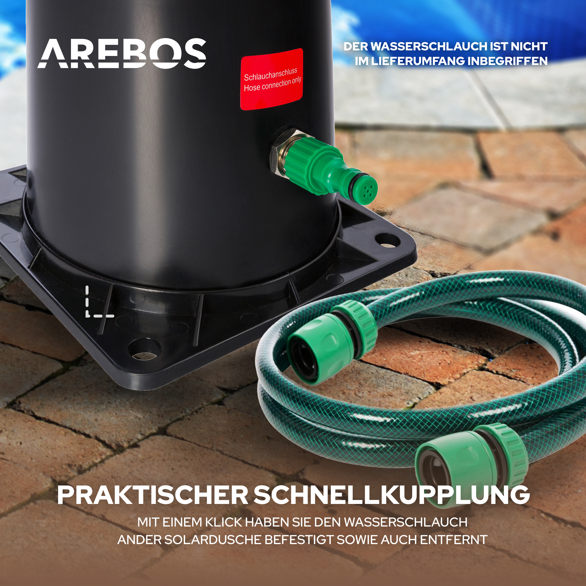 Schwarzer Wassertank mit grünem Schlauchanschluss. Ein grüner Schlauch liegt auf einer Ziegeloberfläche.