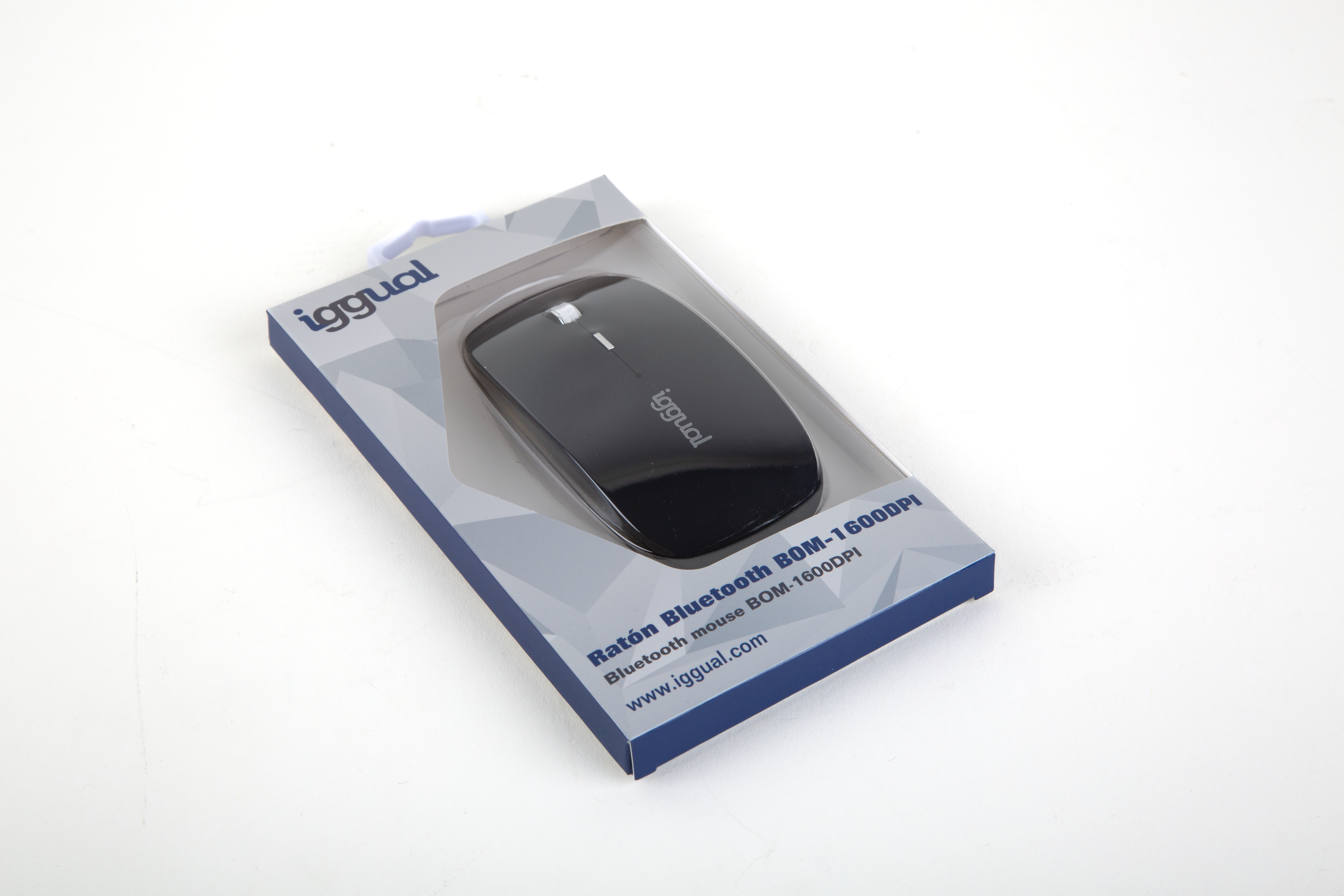 Zwarte muis in doos op wit. Doos heeft merknaam Iggual. Tekst: Bluetooth muis BOM-T 1600DPI.