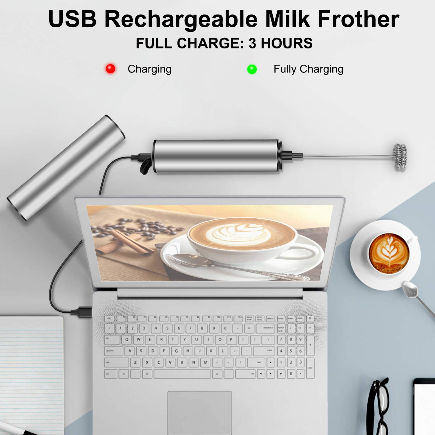 Ein silberner USB-wiederaufladbarer Milchaufschäumer wird neben einem Laptop aufgeladen, auf dem ein Latte mit Latte Art angezeigt wird.