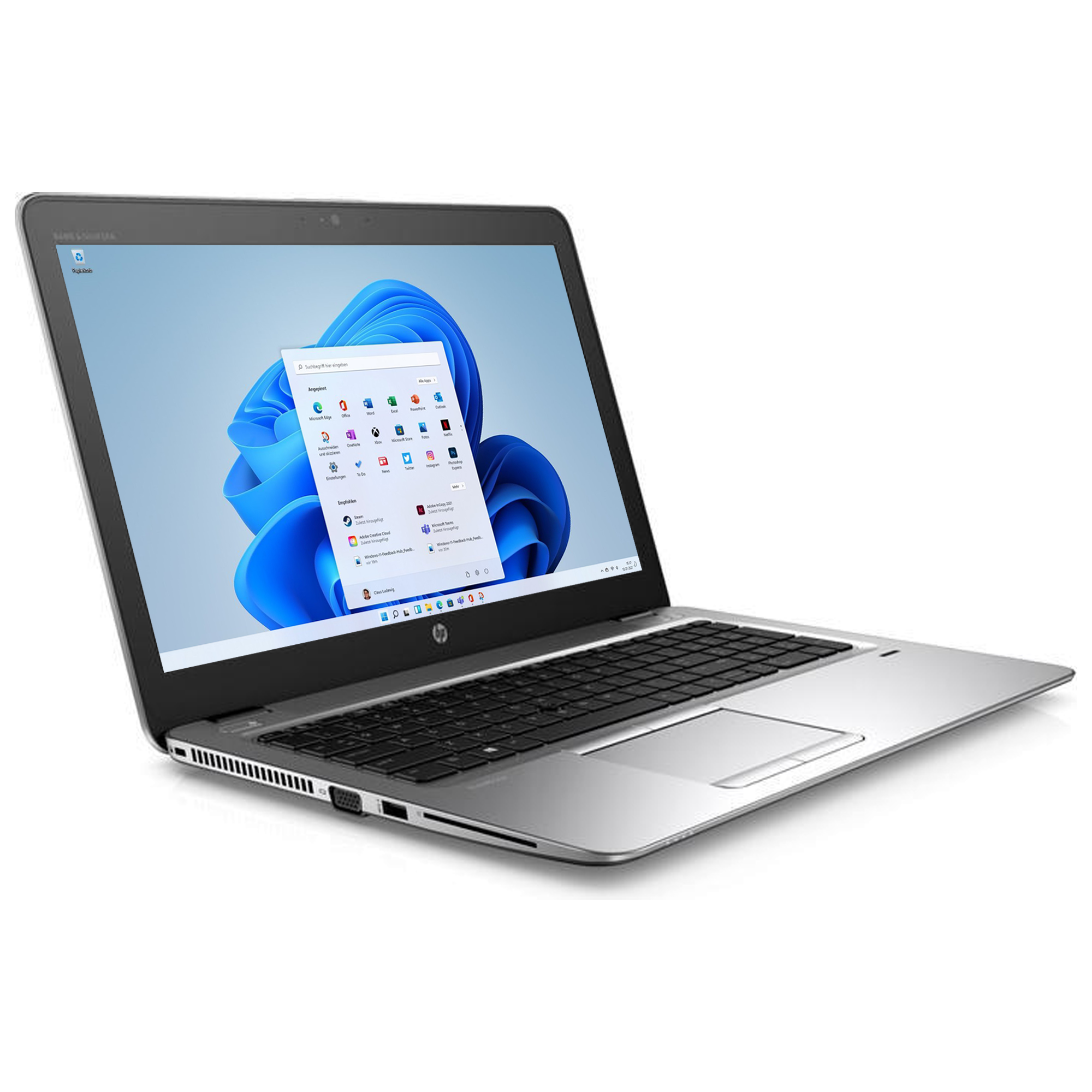 Silberner Laptop, geöffnet, zeigt Windows 11 Desktop. Winkelansicht. Weißer Hintergrund. HP-Logo.