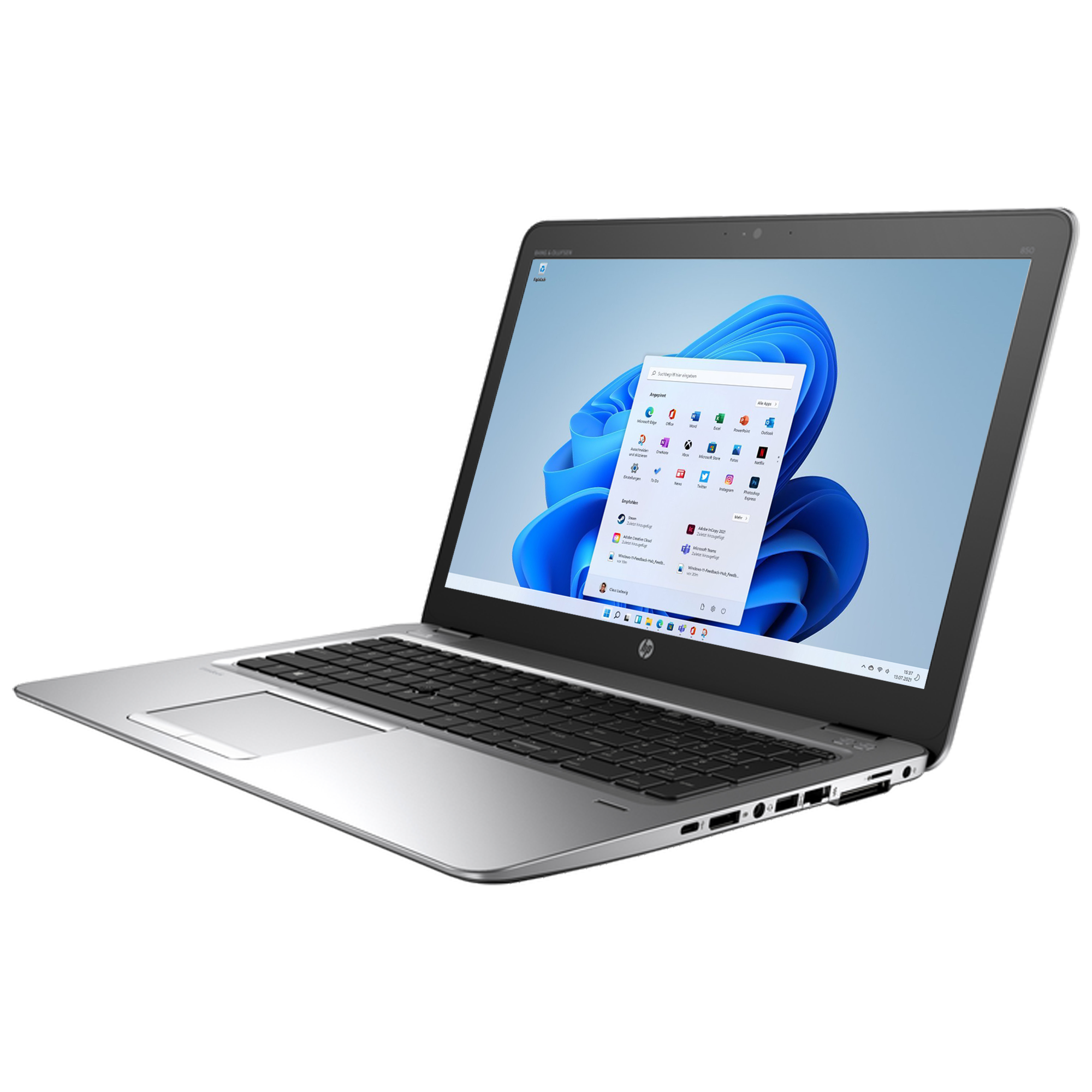Silberner Laptop, geöffnet, zeigt Windows 11 Desktop. Winkelansicht. Weißer Hintergrund. HP-Logo.