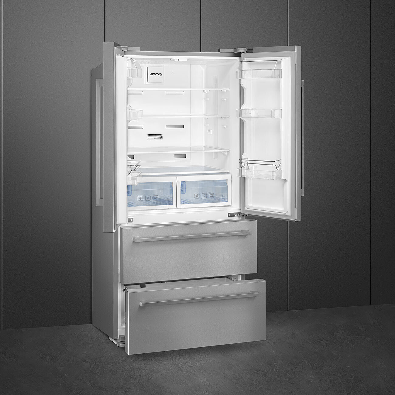 Frigorifero Smeg argentato, aperto. Interno con ripiani, cassetti e contenitori. Sfondo grigio scuro.