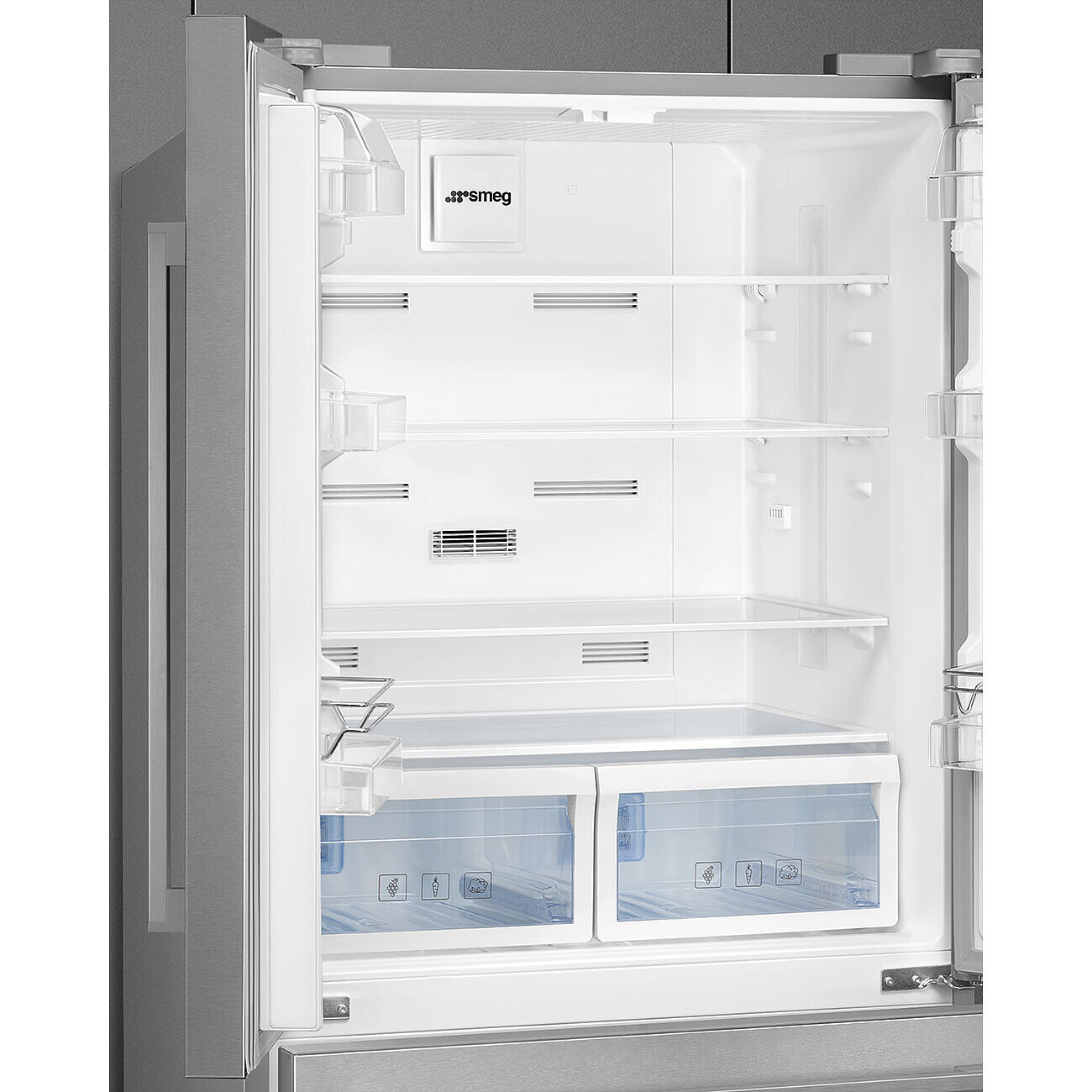 Interno di un frigorifero con ripiani e cassetti, con il logo Smeg visibile in alto.