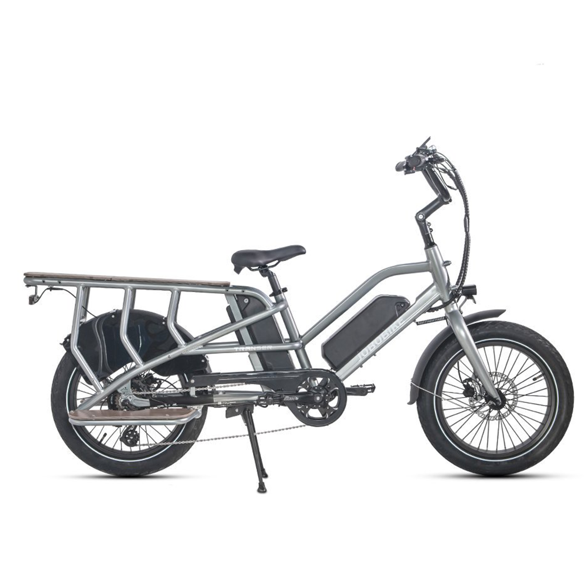 Szary rower elektryczny. Ma niebieski pasek na ramie i czarny bagażnik. Tło jest białe.