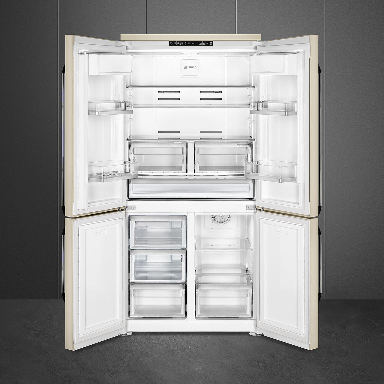 Refrigerador beige con puertas abiertas, mostrando estantes, cajones y luces interiores. Fondo gris oscuro.