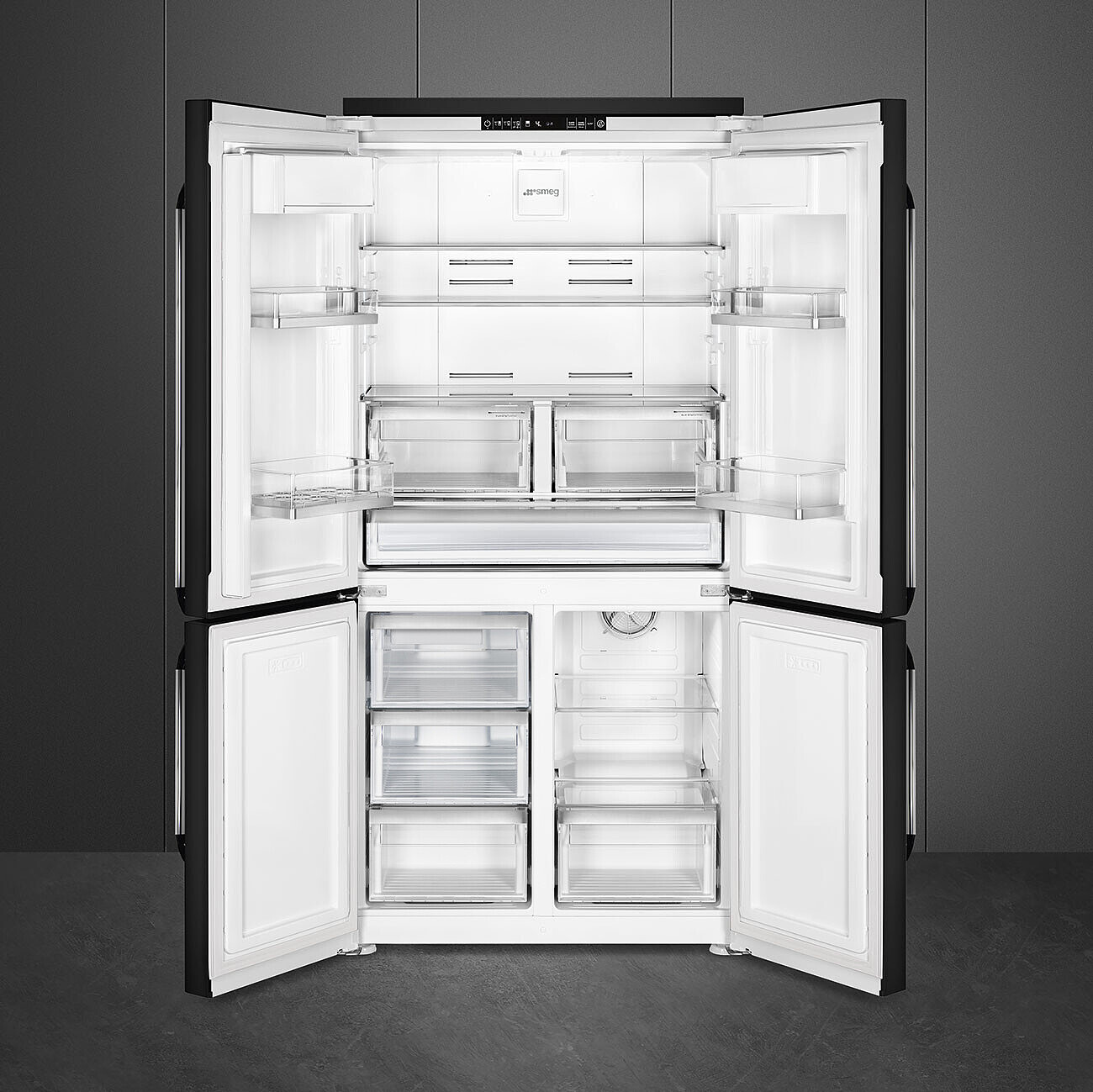 Refrigerador negro con puertas abiertas, mostrando estantes, cajones y luces interiores.