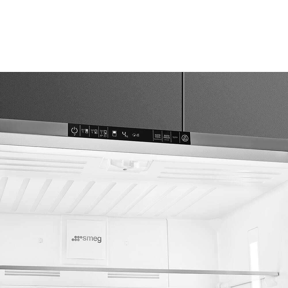 Interior del refrigerador, panel superior con configuraciones. Logotipo Smeg visible.