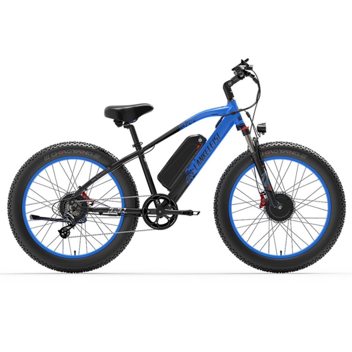 Blaues Elektrofahrrad mit schwarzem Rahmen und blauen Felgen. Hat dicke Reifen und einen schwarzen Akku.